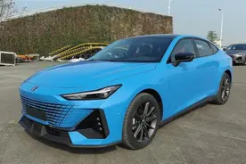 不惧思域，近距离瞧瞧长安UNIV，电动尾翼、掀背尾门真香图片