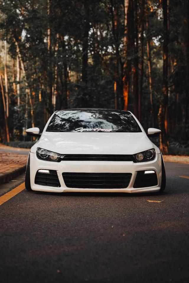 素雅姿态风的大众尚酷R，低趴后尽显竞技运动范