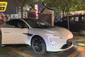 高速上只跑10公里，在服务区过夜会收超时费吗？喵哥亲身体会图片