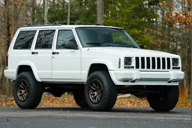 移植6.0L V8发动机，美国车商8.5万美元出售1999款Jeep切诺基图片