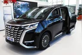 综合续航1100公里，新车售价34万起贵么？到店实拍2025款腾势D9