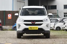 五菱宏光S3，价格实惠，7座布局，配6挡手动变速箱图片