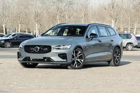 实拍沃尔沃V60，配2.0T+8AT动力，后排放倒能当床，家用挺香图片