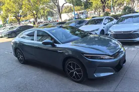 比亚迪汉L实车到店，长超5米+冰箱，配1102马力+兆瓦闪充图片