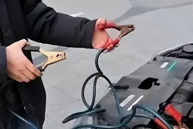 车子亏电无法启动？新手必学的汽车搭电技巧，不用再苦等拖车了图片