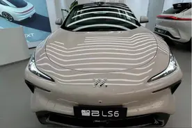 智己LS6评测：方向盘造型独特，是否容易抓空？4款配置怎么选？图片