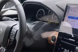 车机更新/中控屏调整，新款丰田亚洲龙内饰谍照曝光，有望7月上市图片