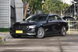 实拍奔驰E300L，轴距超3米，颜值高空间大，售价43.99万起图片