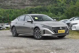 中型大沙发日产天籁和德系一哥大众速腾，谁更值得推荐？图片