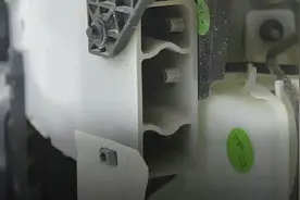 极氪X：与Smart同平台，前后防撞梁没减配图片