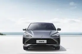 2023款荣威i5：取消了1.5T，全系1.5L发动机，售价6.89万起图片