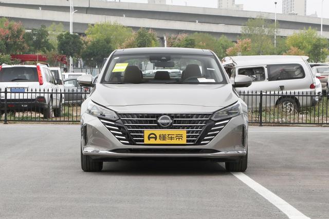 探店日产天籁，号称最舒适的B级车，售17.98万起，值不值得购买？