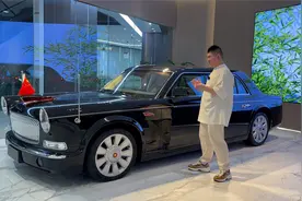 国产V12！学生座进红旗礼宾轿车 是种什么体验？视频封面