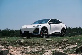 外表运动、内里舒适，这台长得像兰博基尼的SUV很超值？图片