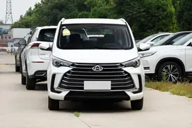 6W即是顶配，多功能7座设计，低油耗家用MPV，带你看长安欧尚长行图片