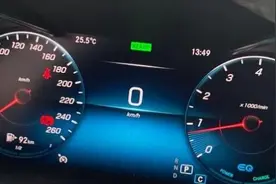 奔驰发动机黄灯亮是什么原因？能不能继续开？图片