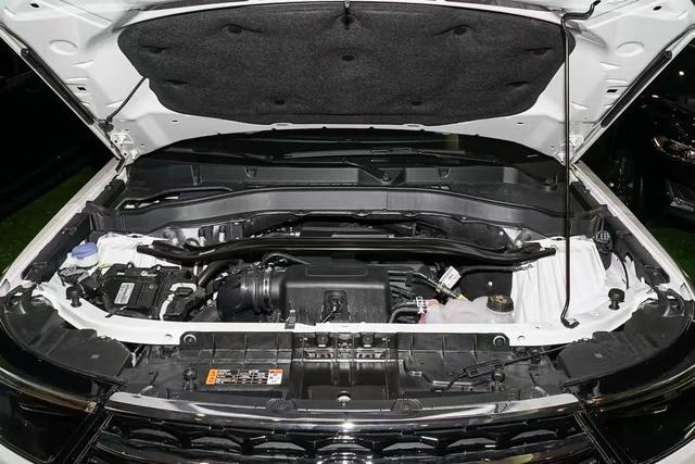 大尺寸联屏安排上了，新款福特探险者实车现身，将于8月正式上市