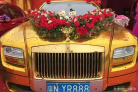 广东偶遇黄金版劳斯莱斯，悬挂200万“11111”车牌，车主仅26岁图片