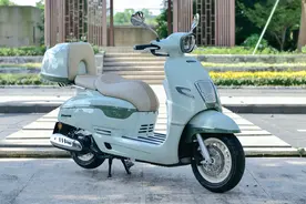 一箱油跑550公里，高颜值踏板飞戈150，带可关闭ABS+TCS，全能型图片