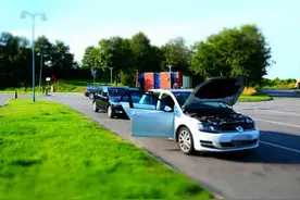 高速服务区，打开机盖散热的，为啥大都是涡轮增压车？图片