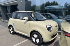 配快充！长安糯玉米301km蜜沁款实车到店，增橙色内饰+电子手刹图片