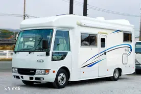 三菱扶桑罗莎轻卡房车，空间方正舒适度高，会客区可拼多种床位图片