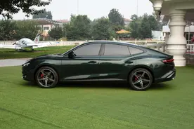 车长接近4米9，造型帅气，四出排气，搭载2.0T+9AT，带你看名爵7图片