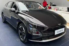 高颜值轿车优选：五菱星光PHEV，前排座椅可放倒，智能化配置完善图片