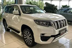 丰田普拉多新车型到店，增专属标识，搭4.0升动力，外观依旧霸气图片