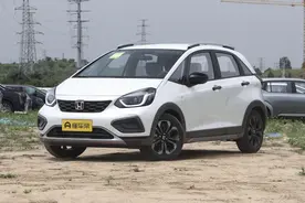 适合女生开的两厢车：落地10万内搞定，省油耐用，到哪儿都能修图片