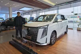 优惠增加配置更高！为何传祺M8大师版比别克GL8陆上公务舱更值？