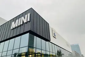 CLUBMAN是迷你车系里最优雅、最别致的一款，尾门对开设计图片