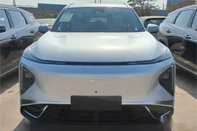 新款银河L7新车到店，配全新混动系统，油耗4.9L，预计11万起图片