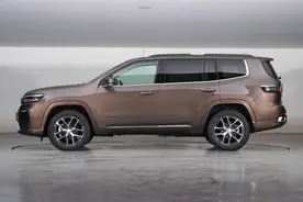 23.98万起售，车长4895mm，标配2.0T+9AT，带你看Jeep大指挥官图片