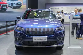 取消分体式大灯，换装2.0T发动机，JEEP自由光解析图片