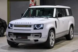 旗舰中的旗舰，全新路虎卫士130实车图，白色车身涂装更霸气图片