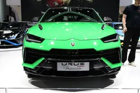 外观造型大气，搭载4.0T V8双涡轮发动机，体验兰博基尼Urus图片