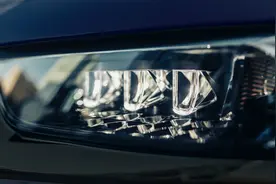 氙气大灯被LED取代了，遭人嫌弃的卤素灯，为啥却还有市场呢？图片