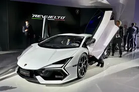 兰博基尼Revuelto新大牛，12缸引擎裸露在外，纯电续航10公里图片