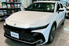 实拍“低配”丰田皇冠，年内国产，首批全部CKD组装，2.5混动+CVT图片