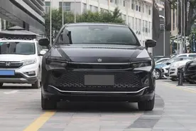 丰田皇冠6月21日上市，2.4T+大溜背 预售36.9万起，产品力如何？图片