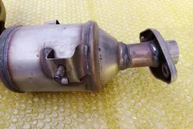 汽车发动机上的三元催化器，7天清理1次，动力猛十分省油！图片