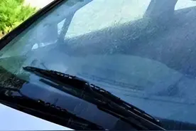 一下雨玻璃就花？油膜到底为啥反复形成？学会这招轻松去除图片