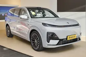 智能大型SUV对决！深蓝S09和问界M9都带华为乾崑智，哪台更香？