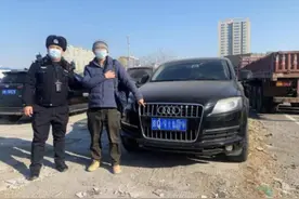 街头偶遇“双胞胎”奥迪A8，车牌号一模一样，车主竟是同一个人图片