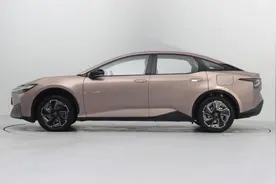 丰田全新纯电轿车bZ3预售，和比亚迪联合开发，明年一季度上市图片