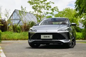 9万出头买顶配，国产家轿新卷王，试驾新款荣威i5图片