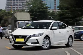 轩逸在正常驾驶中会自动喷玻璃水但雨刷不动是怎么回事？图片