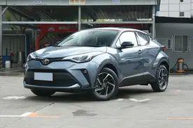 丰田入门家用自动挡SUV，2.0L自吸油耗5.7L，车价不贵，实拍C-HR图片