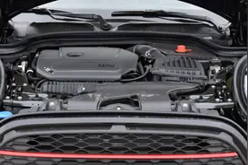 俗称“小钢炮”，只是小姐姐的大玩具？宝马MINI JCW：我老少皆宜图片